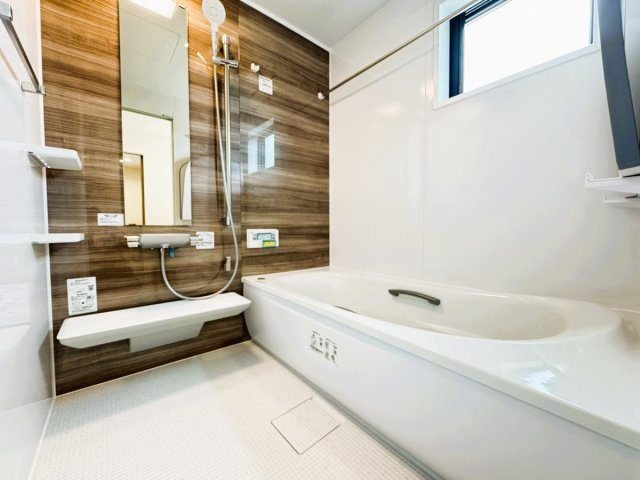 バスルームは1坪タイプ。ゆったり足が伸ばせて毎日の疲れを癒すバスタイムを実現します。浴室暖房乾燥機付きで浴室内干しも可能です。