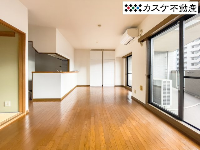 約16.7帖のLDKは収納スペースもあります。バルコニーからの眺めも開放感があり快適です。