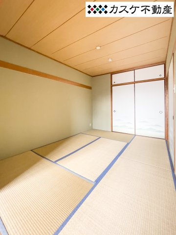 廊下からもリビングからも出入りできる6帖の和室は、リビング側の建具を開放すればリビングがより広く感じられ開放感が出ます。