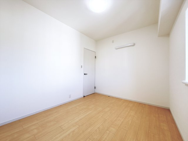 中洋室です。　6帖、収納付き