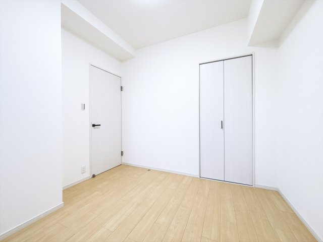 北西洋室です。　5帖、収納付き