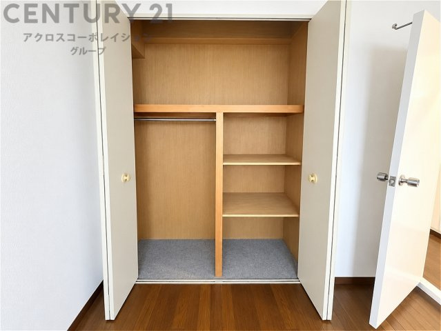収納力のあるクローゼットを完備。ハンガーパイプと棚付きで、衣類はもちろんバッグや小物もすっきり整理できます。居住空間を広々と使える、暮らしにうれしい収納スペースです。