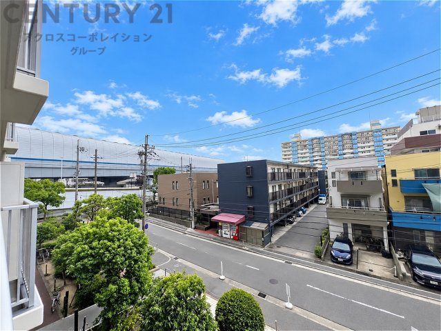 バルコニーから開放感のある眺望が楽しめる住まい。前面に高い建物が少なく、陽当たり・通風も良好です。豊かな緑も感じられ、心地よい暮らしを演出します。