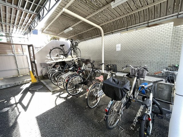 屋根付きの駐輪場で、サビや汚れの心配も不要。　