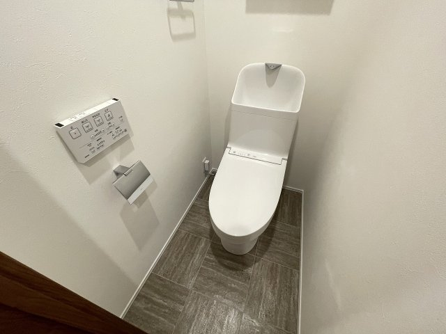 温水洗浄便座付きの清潔感あるトイレは、落ち着いた空間に。　