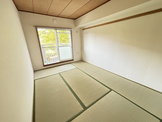☆北側和室約6.0帖☆北側バルコニーに出ることができる和室。井草の香りに癒されます。