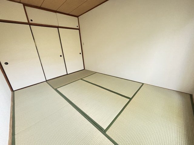 北側の和室にも奥行きのある押入がございます。