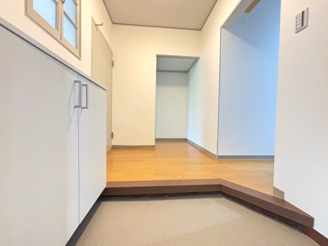 ホールのある玄関。下駄箱新設です。
