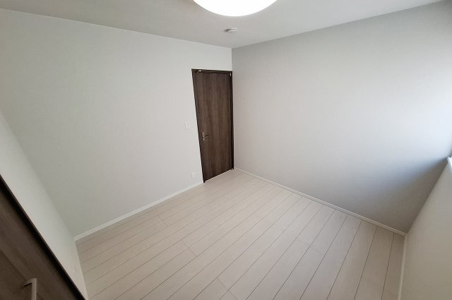 洋室2：約4.5帖のお部屋は、子供部屋や趣味部屋など多用途に活用できます。