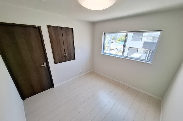 洋室3：クロスを貼替えるなどリフォーム済み。きれいなお部屋で快適に過ごせます。