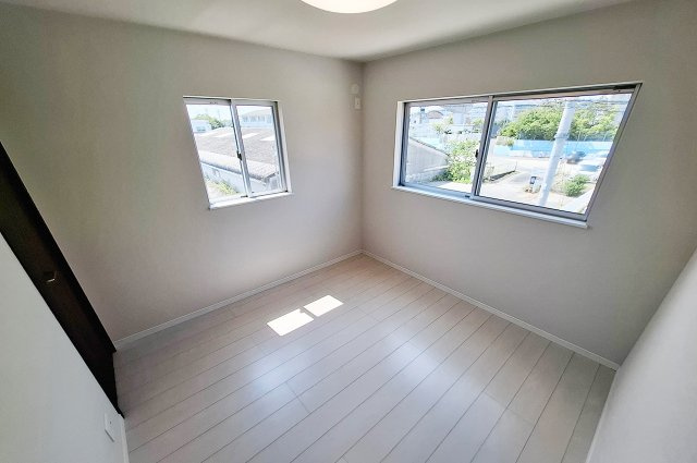 洋室4：クロスを貼替えるなどリフォーム済み。明るい光が入るお部屋です。