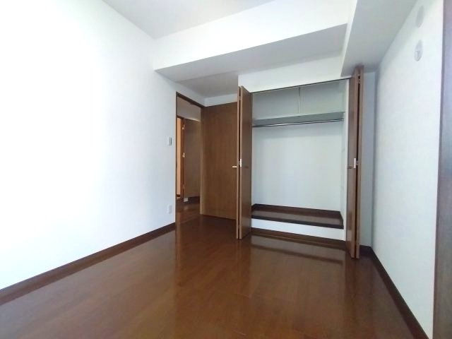 コンパクトなお部屋ですがバルコニーに面しており採光面も◎