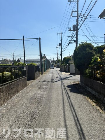 前面道路はセットバック済みの約4m公道に接道しております！　国道1本でアクセスが可能で便利です！