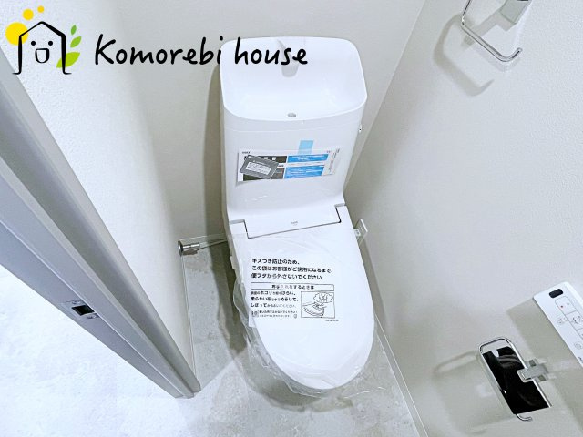 落ち着いた色調のトイレです