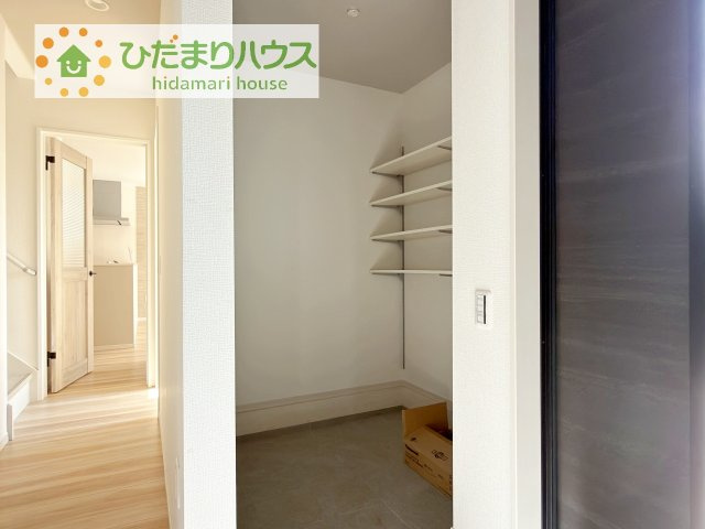 靴で溢れかえっていた玄関も、大きなシューズボックスと、玄関横のクロークでスッキリ解決！玄関は「その家の顔」とお考えの方にオススメの広さです。