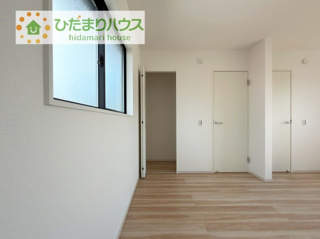 お気に入りの服やバッグがたっぷりしまえるクローゼットがあります♪