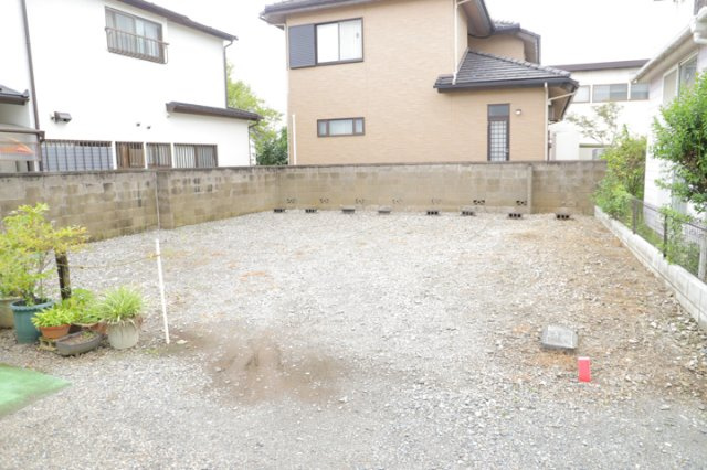 土地の形が極端に長細かったり、狭小地、あるいは道路との高低差がある傾斜地だった場合、後々売ろうとしても買い手がつかない場合もあります。後々、売却することになった時に価値の下がらない土地を選びましょう。
