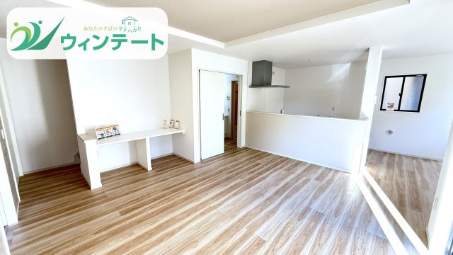 折り上げ天井が空間に立体感を演出。明るく落ち着いた雰囲気のリビングで、家族の時間をゆったり楽しめます。