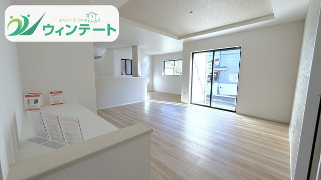 折り上げ天井のデザインが美しいLDK。キッチンからリビング全体が見渡せる配置で、家族の会話が自然と弾みます。