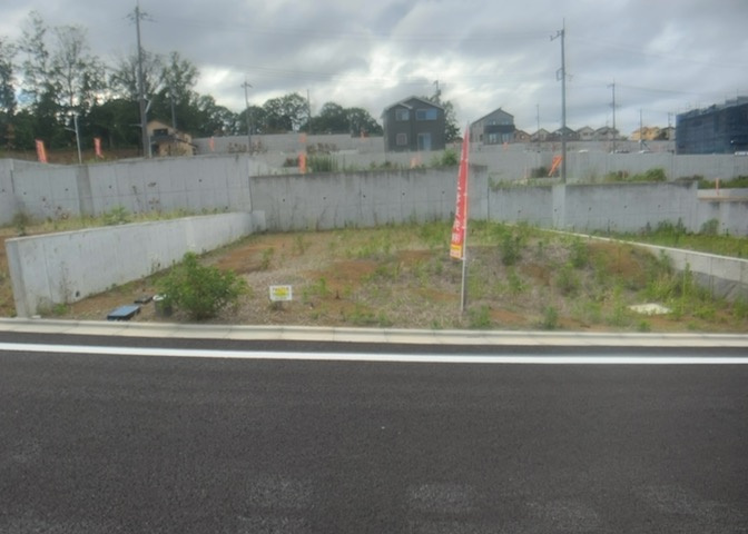 土地の形が極端に長細かったり、狭小地、あるいは道路との高低差がある傾斜地だった場合、後々売ろうとしても買い手がつかない場合もあります。後々、売却することになった時に価値の下がらない土地を選びましょう。