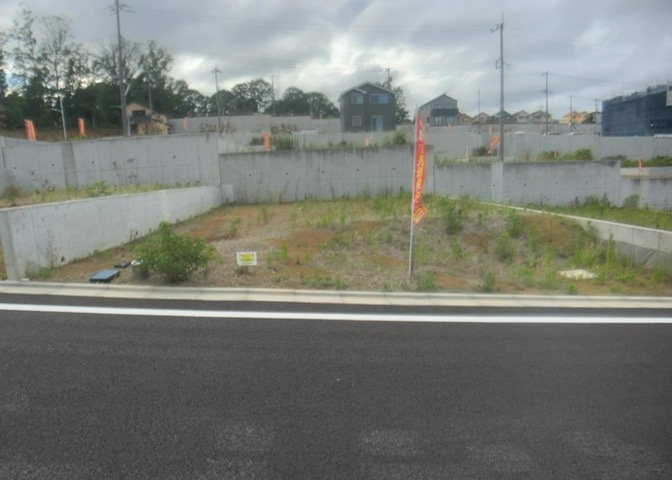 土地の面積＝住宅面積ではありません。建ぺい率の問題などで、土地のある場所によって住宅を建てられる面積は限られています。高さもしかり、「土地」という言葉の中には、建築条件も含まれると考えておきましょう。