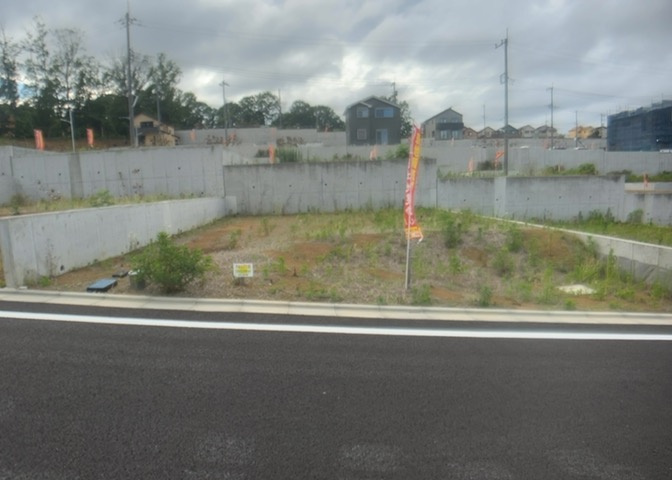 土地を買う際、住む地域の自治体や福祉の補助制度にも注目してみましょう。子供や老人の医療補助やゴミ出しのルールなど、自治体によってルールに大きな違いがあるため、暮らしやすい土地で判断するとよいでしょう。