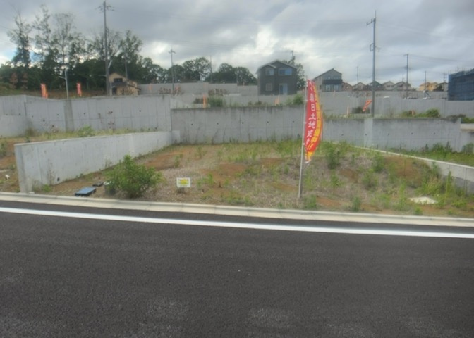 土地の前の道路に消火栓が設置されていることがあります。この場合、道路交通法第45条第1項により、駐車禁止の場所が指定されています。そのため、車庫などの駐車スペースをつくることができない場合があります。