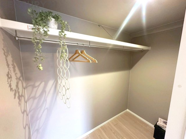 収納力が高く洋服や小物を整理しやすく、更衣室のように使え、部屋がすっきり保てます。収納の配置を自由に調整でき、換気性が良く防湿・防虫対策も可能。快適で機能的な生活空間を実現できます♪