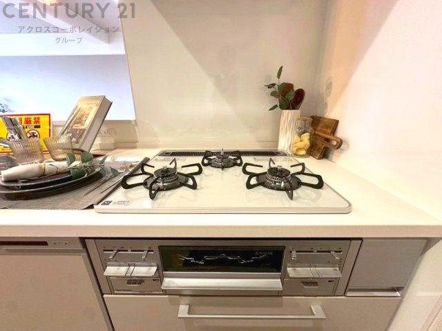多数の調理器具を同時に使用でき、料理の効率化が可能。省エネで節約になり、様々な料理スタイルに適応できます。また、火力調整が独立しており、手入れや掃除もしやすく、今よりもっとお料理が楽しくなるかも。