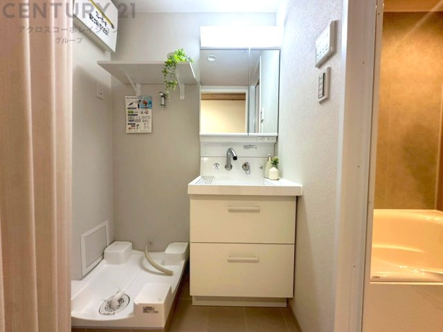 洗濯物の仕分け作業がしやすく、整理整頓が容易になります。洗濯音や湿気を他の部屋に持ち込まず、生活環境を快適に保ちます。上部を活用すれば収納スペースを確保でき洗剤や洗濯用品の整理もしやすくなります。