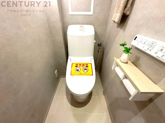 温水洗浄便座付トイレは温水洗浄機能により、暖かい水でおしりを洗浄することができ、冷たい水を使う従来の便座に比べ、温水洗浄機能で暖かいトイレを提供し、快適な使用を可能にします。