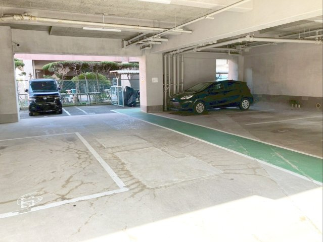 【駐車料金：5000円～7000円】雨や日差しを防げる建物下の駐車場！
