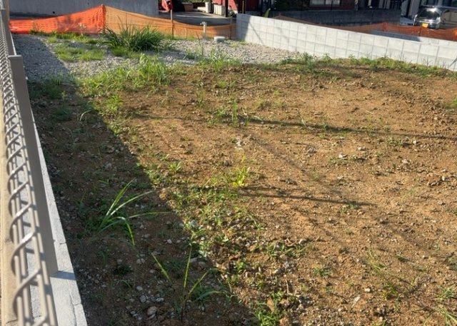 土地の形が極端に長細かったり、狭小地、あるいは道路との高低差がある傾斜地だった場合、後々売ろうとしても買い手がつかない場合もあります。後々、売却することになった時に価値の下がらない土地を選びましょう。