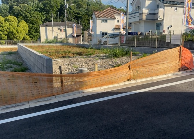 土地の面積＝住宅面積ではありません。建ぺい率の問題などで、土地のある場所によって住宅を建てられる面積は限られています。高さもしかり、「土地」という言葉の中には、建築条件も含まれると考えておきましょう。
