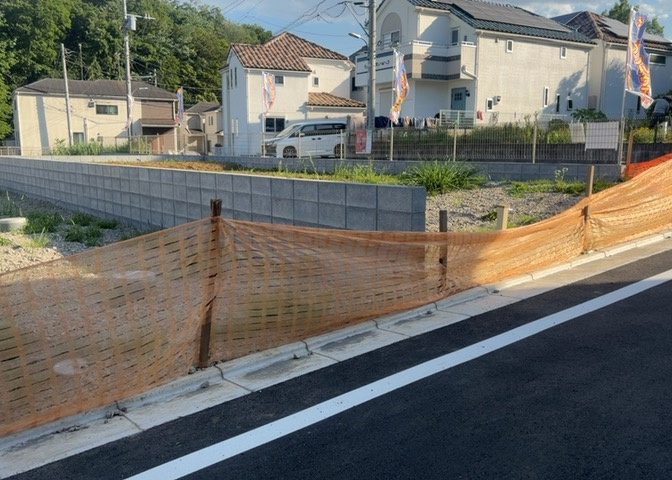 家を建てる場合、方位は要チェックです。現実的に日当たりのよい家ならばリビングは南側、建築基準法でも北側に当たる家への配慮は求められています。土地を見学に行く際は、方位磁針を持って行くようにしましょう。