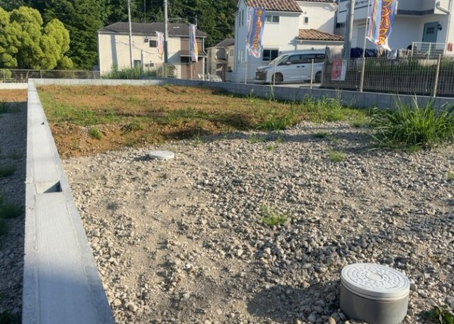 土地の前の道路に消火栓が設置されていることがあります。この場合、道路交通法第45条第1項により、駐車禁止の場所が指定されています。そのため、車庫などの駐車スペースをつくることができない場合があります。