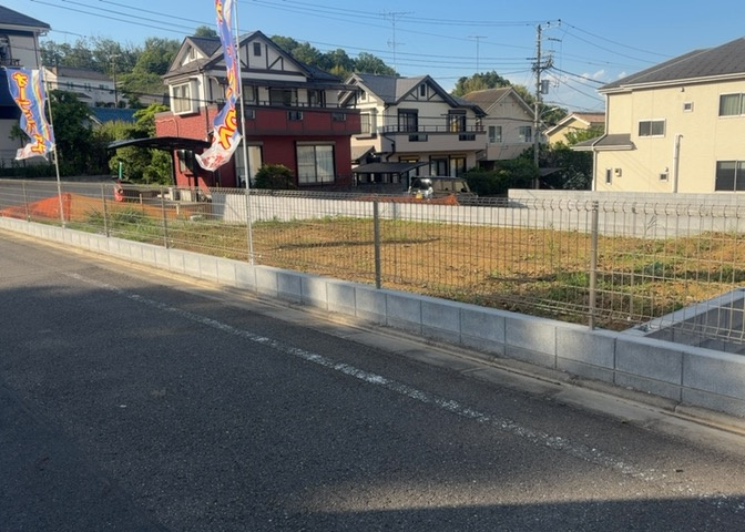 隣家の土地はどうなっているのか、生活利便施設が近くにあるのか、学校まで近いかなど、お客様のライフスタイルにあわせたイメージが重要です。また、近くにあると困る施設が近くにないかも確認するといいでしょう。