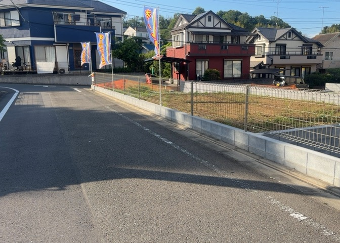 土地購入を検討されている場合、境界杭がない状態で購入してしまうと境界確定測量をする必要があり、費用がかかります。購入の前に、売主、隣土地所有者立ち合いのもと境界を確定し境界杭を設置するのがベストです。