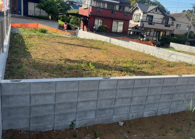 人が暮らすうえで日光は大切な要素となります。日当たりの良さは譲れないポイントですね。併せて近くに大きな建築物の建築予定がないか、あるいはそれが可能な土地が近くにないか事前に確認することもお勧めします。