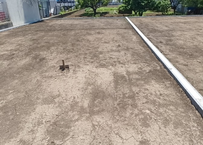土地の形が極端に長細かったり、狭小地、あるいは道路との高低差がある傾斜地だった場合、後々売ろうとしても買い手がつかない場合もあります。後々、売却することになった時に価値の下がらない土地を選びましょう。