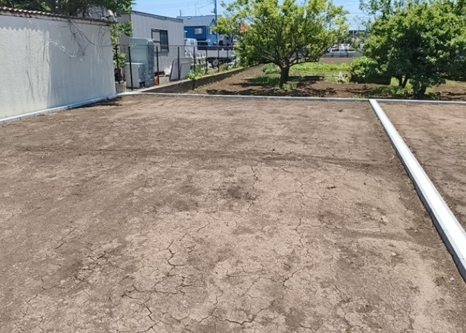 土地の面積＝住宅面積ではありません。建ぺい率の問題などで、土地のある場所によって住宅を建てられる面積は限られています。高さもしかり、「土地」という言葉の中には、建築条件も含まれると考えておきましょう。