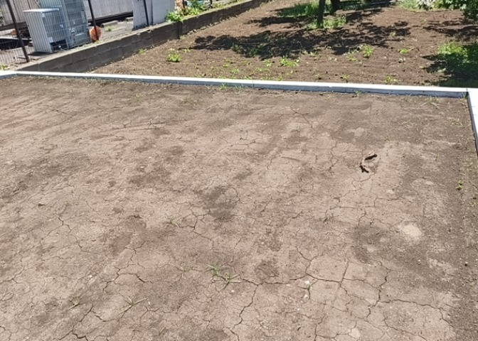 家を建てる場合、方位は要チェックです。現実的に日当たりのよい家ならばリビングは南側、建築基準法でも北側に当たる家への配慮は求められています。土地を見学に行く際は、方位磁針を持って行くようにしましょう。