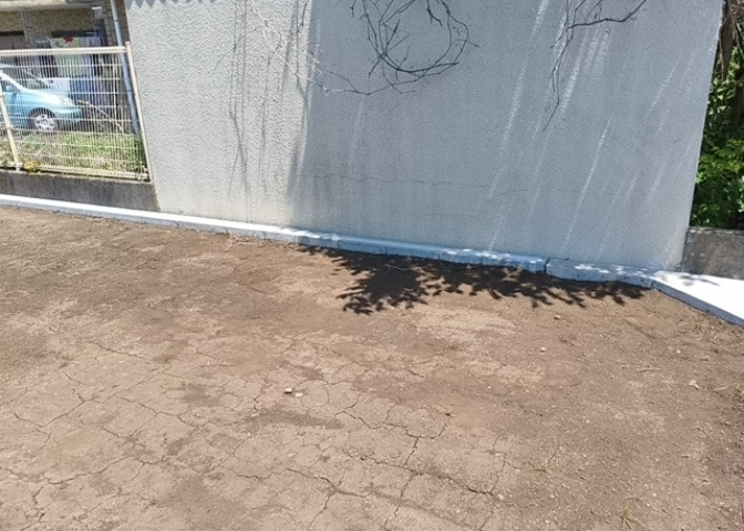 土地の前の道路に消火栓が設置されていることがあります。この場合、道路交通法第45条第1項により、駐車禁止の場所が指定されています。そのため、車庫などの駐車スペースをつくることができない場合があります。