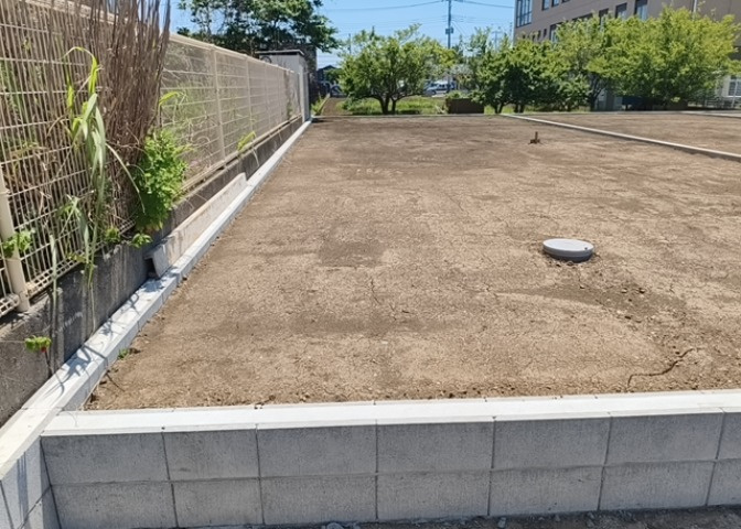 現地に行くなら、物件の周囲の地形がどうなっているかを見ることも大切です。周辺より低くなっている土地では、大雨などで水が集まりやすいため、地盤が弱くなっているということも考えられるため、注意が必要です。