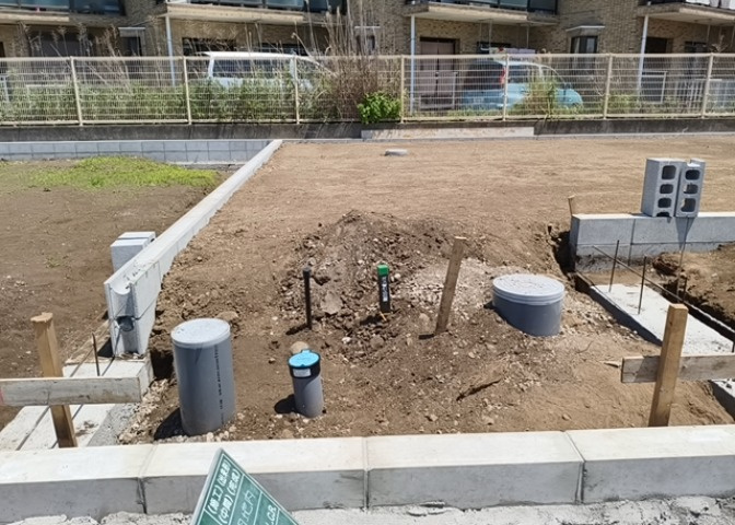 土地購入を検討されている場合、境界杭がない状態で購入してしまうと境界確定測量をする必要があり、費用がかかります。購入の前に、売主、隣土地所有者立ち合いのもと境界を確定し境界杭を設置するのがベストです。