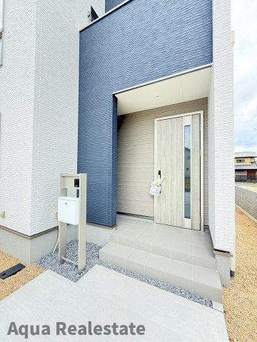 収納もある玄関です