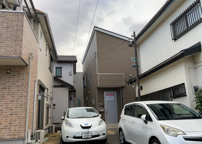 住宅用の土地では前面道路に2m以上接していなければならないと法律で定められています。しかし、お持ちの車のサイズやライフスタイルなどにより、2mでは利便が悪い場合もございますので、事前に確認しましょう。