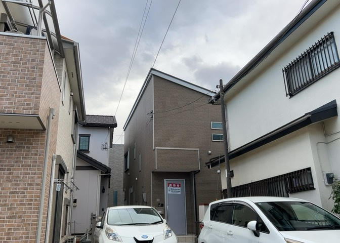 道幅が広い場所は日当たりや風通が良好です。幅が広いのですれ違いも可能ですし大きな車でも駐車可能！一方で、大型車が通ることも多くなるため交通量の増加により騒音に繋がります。また土地の値段が高くなります。