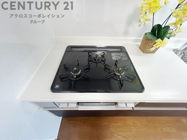 多数の調理器具を同時に使用でき、料理の効率化が可能。省エネで節約になり、様々な料理スタイルに適応できます。また、火力調整が独立しており、手入れや掃除もしやすく、今よりもっとお料理が楽しくなるかも。