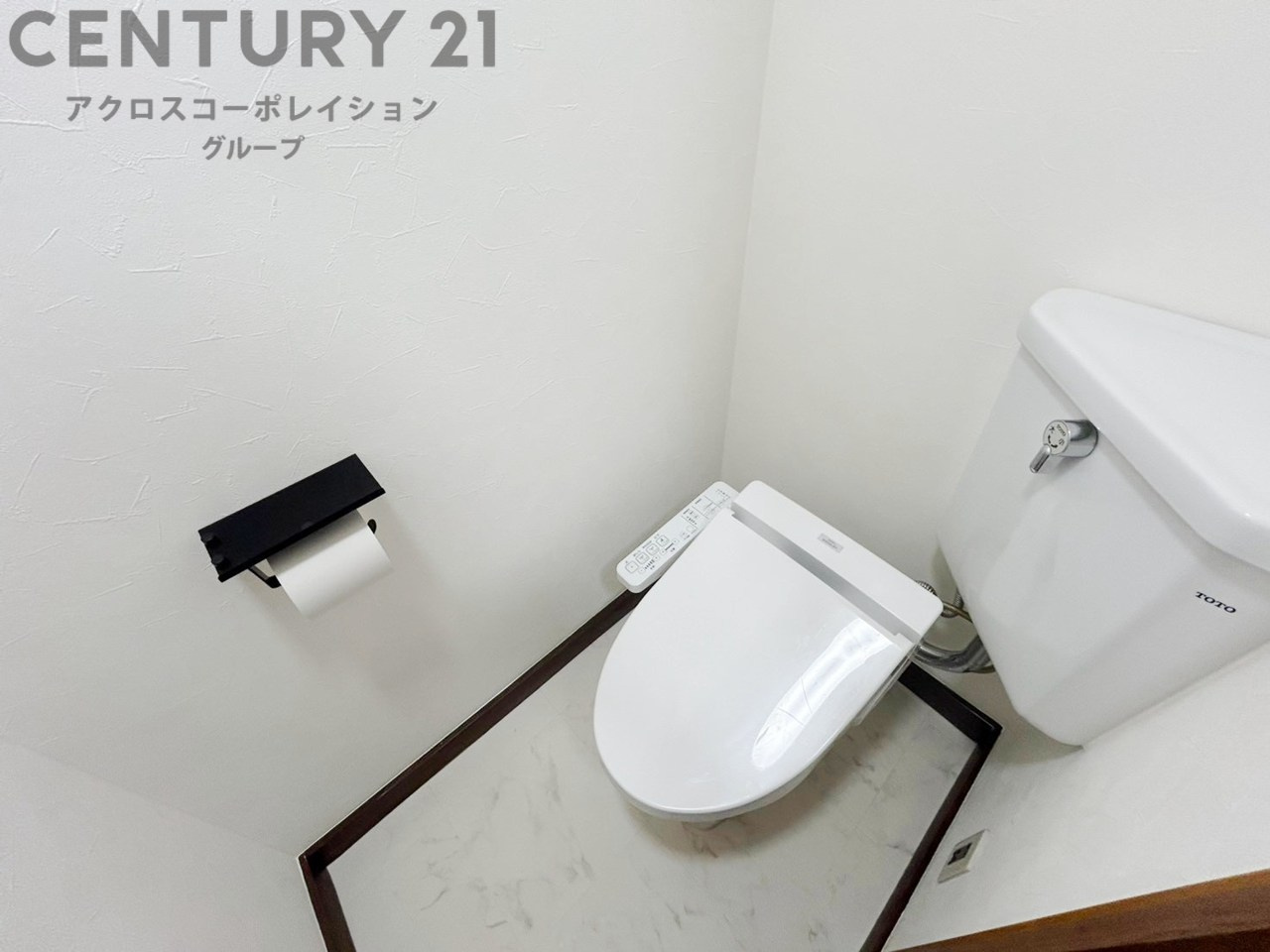 温水洗浄便座付トイレは温水洗浄機能により、暖かい水でおしりを洗浄することができ、冷たい水を使う従来の便座に比べ、温水洗浄機能で暖かいトイレを提供し、快適な使用を可能にします。